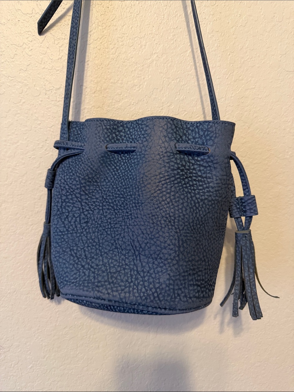 Street Level Navy Pebbled Bucket Crossbody Bag - Picture 3 of 6